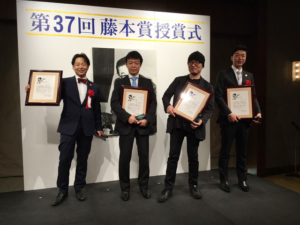 藤本賞授賞式にて左から石山P、近藤P、青山先生、米倉P