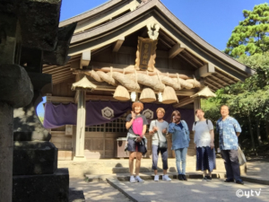 「白兎神社」で参拝した左から五十川マネージャー・古谷さん・高山さん・鈴木マネージャー・ボク。