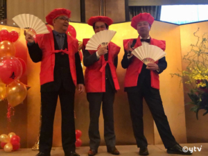明1神会館ホールで、左から4月14日同日に還暦を迎えたKADOKAWA渡辺隆史さんと音響監督なかのとおるさん、そしてボク。赤いのはワインだけでいい！ってがんばって拒んでいたけど、結局赤いちゃんちゃんこを着せさられて赤帽かぶってしまいました。