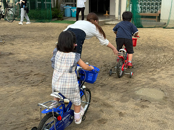 ▲贈呈された自転車に試乗する子どもたち