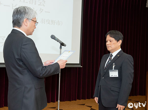 委員長より、各団体へ目録贈呈