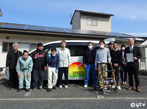 贈呈車両の前で記念撮影