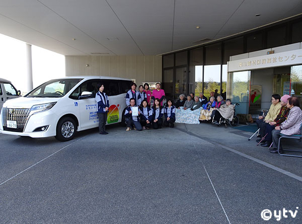 贈呈車両の前で記念撮影