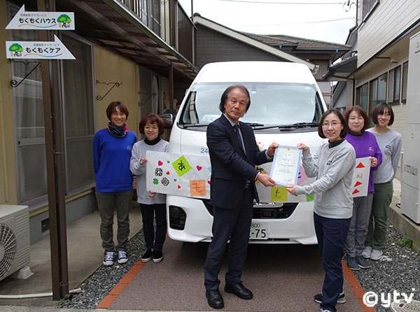 目録を贈呈しました