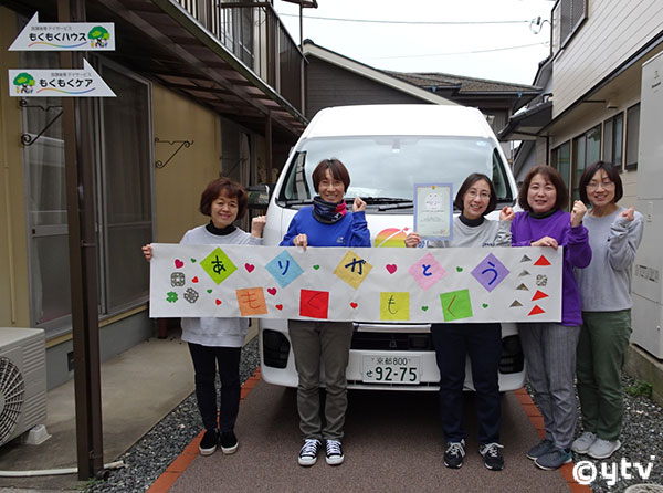 贈呈車両の前で記念撮影