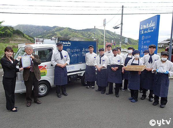 目録を贈呈しました