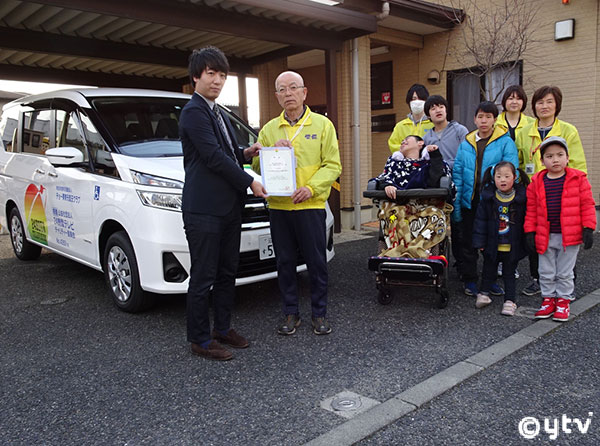 目録を贈呈しました