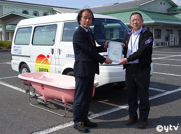 目録を贈呈しました