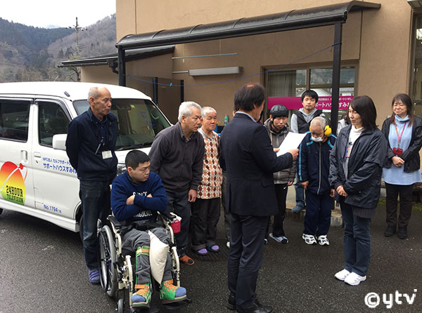 目録を贈呈しました