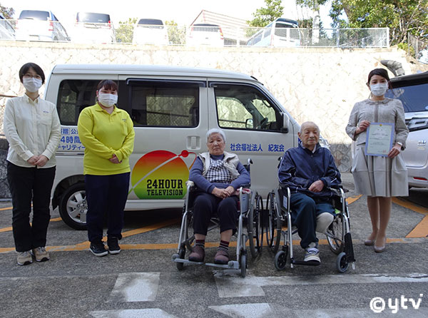 贈呈車両の前で記念撮影