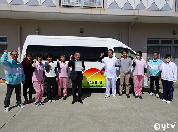 贈呈車両の前で記念撮影