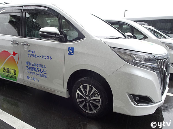 車両の前で記念撮影