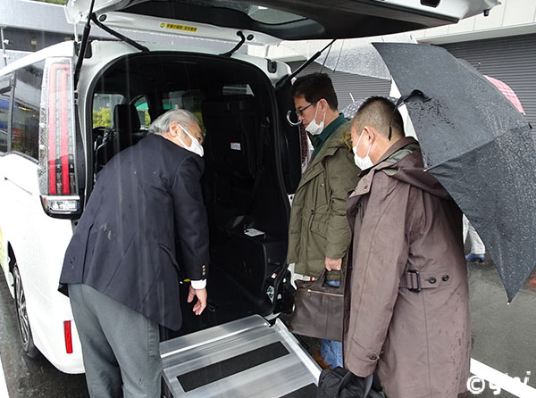 車両取り扱い説明の様子