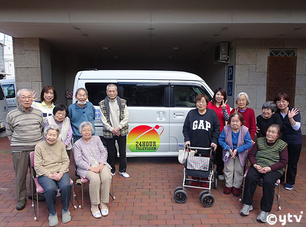 車両の前で記念撮影