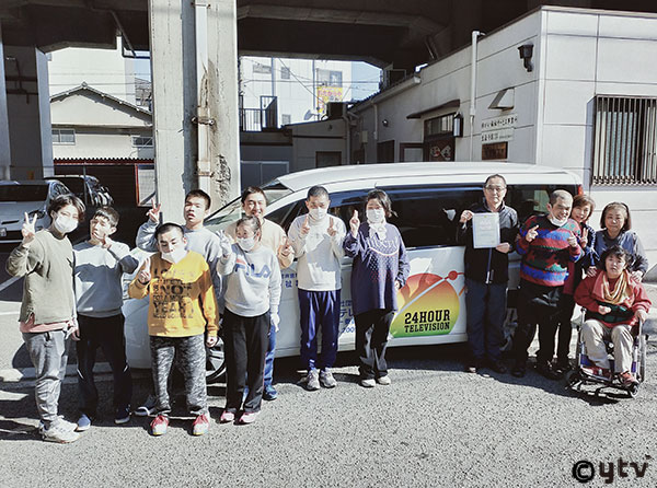 贈呈車両の前で記念撮影