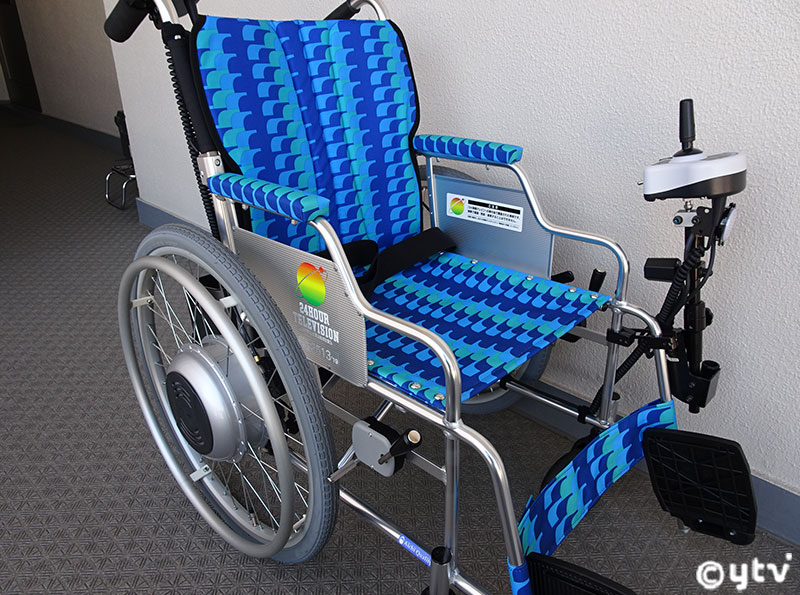 電動車いすを贈呈しました