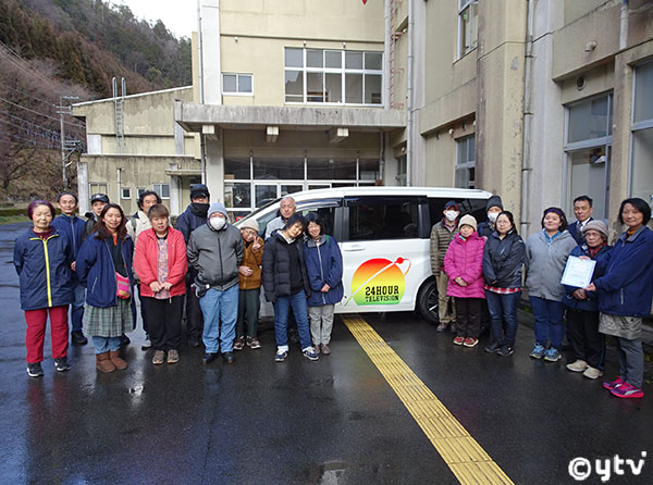 車両の前で記念撮影