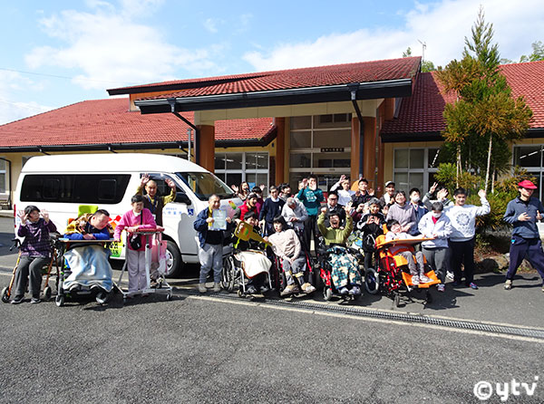 車両の前で記念撮影