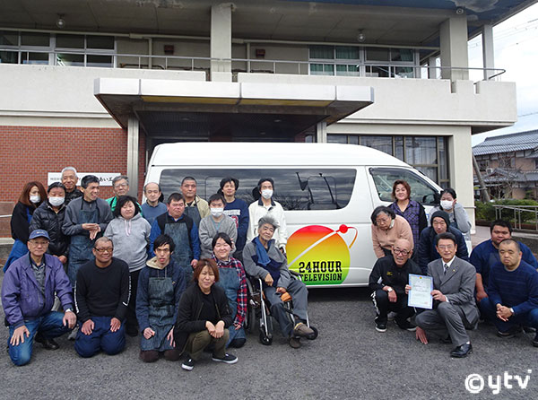 車両の前で記念撮影