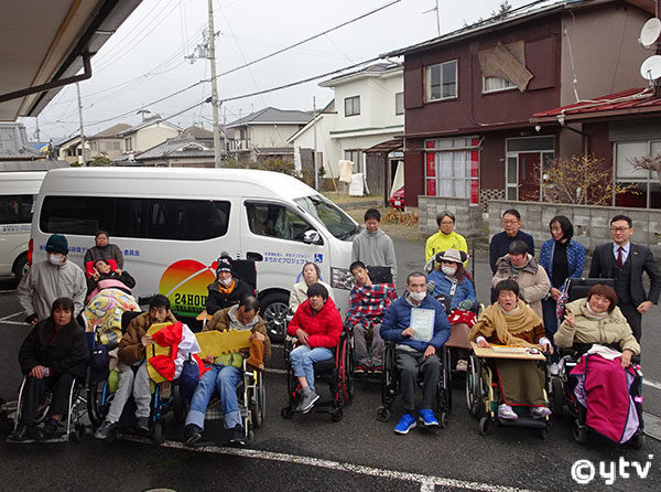 車両の前で記念撮影