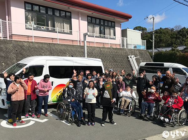 車両の前で記念撮影