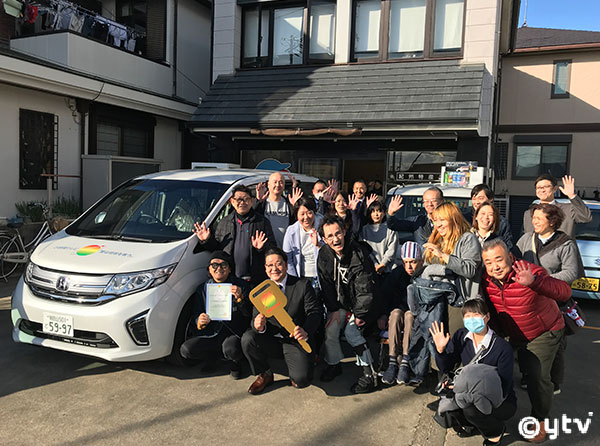 贈呈車両の前で記念撮影