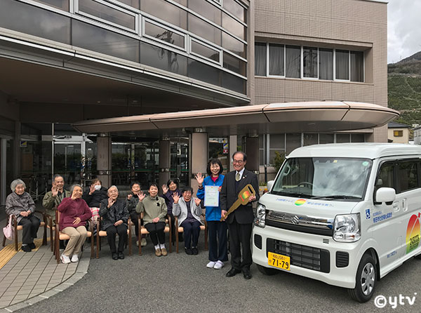 贈呈車両の前で記念撮影