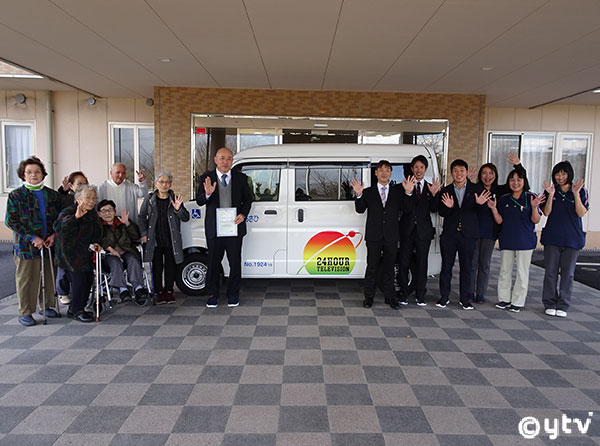 贈呈車両の前で記念撮影