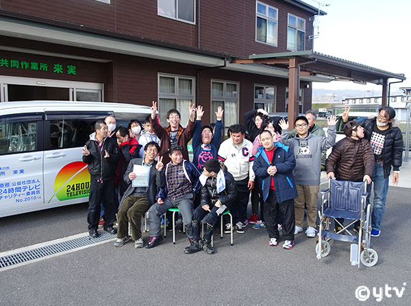 贈呈車両の前で記念撮影