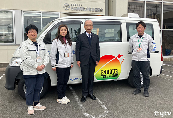 贈呈車両の前で記念撮影