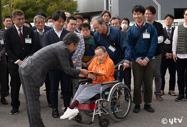 団体を代表して社会福祉法人 身体障害者自立協会様へゴールデンキーを贈呈