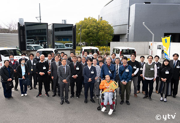 車両展示場で記念撮影