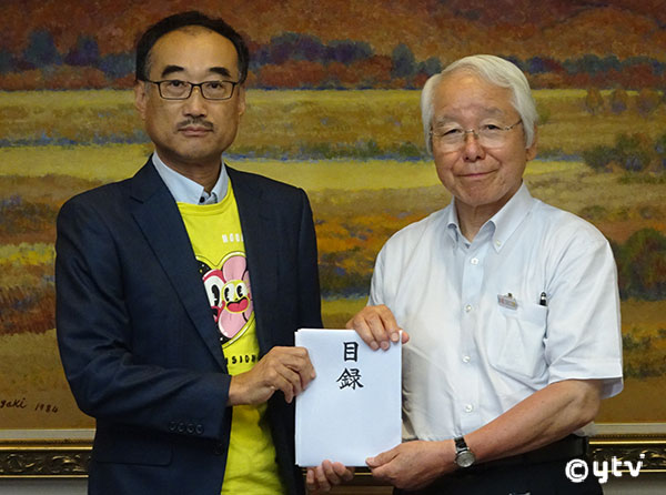 兵庫　井戸県知事へ目録贈呈