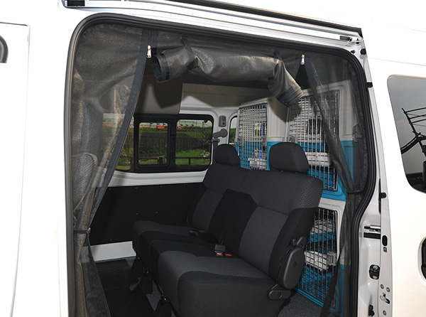 休息の為にフルフラットになる後部座席