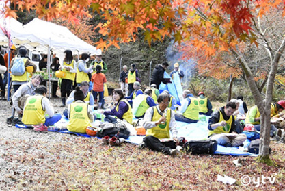 紅葉の下で、お弁当タイム