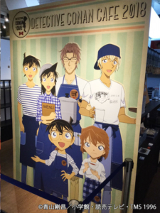 コナンカフェの入り 口のパネル。