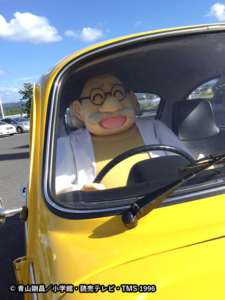 ちょっと窮屈そうな阿笠博士。