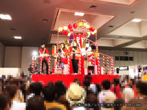 やぐらでのトークショーの様子、やぐら上、左から米倉P・かっぺ～さん・ボク・YTV諸國アナウンサー