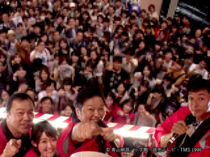 やぐらてっぺんから、駆けつけてくれたファンまで撮影した様子。手前左から、ボク・諸國アナ・かっぺ～さん、米倉P