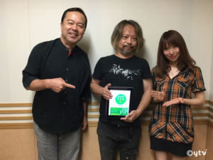 「スワラジ」収録スタジオにて、左からボク・キハさん・夏怜さん。キハさん持ってるのはキハさんの新刊「ふたりのトトロ」です