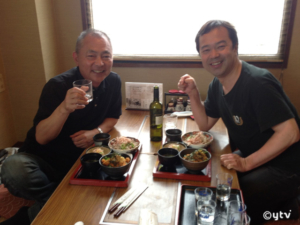 福井県勝山市のお蕎麦屋で運昇さんと。2012年撮影。