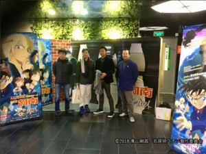 劇場入口にて左から近藤Ｐ、石山Ｐ、米倉Ｐ，ボク