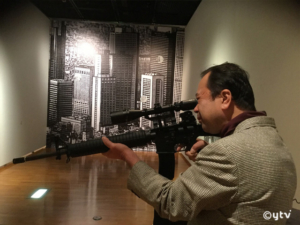 ゴルゴ13愛用のライフル「アーマーライトＭ16」を構えました、重かった…