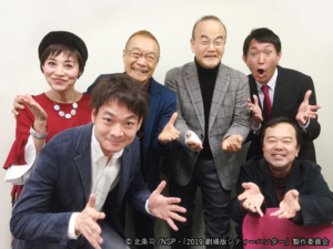 2月10日「TOHOシネマズなんば」楽屋にて。後列左から伊倉さん・神谷さん・こだま総監督・尾山アナウンサー、前列は左がアニプレックス若林Pそしてボク。