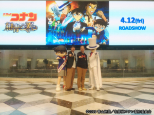 東京池袋サンシャイン噴水広場でうれしい4人ショット。左側が林原さん。