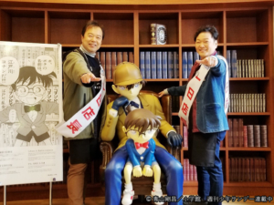 鳥取県北栄町米花商店街、かっぺーちゃん（右）と一日店長で2ショット。