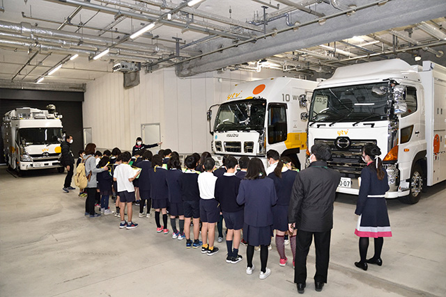 学生対象の社内見学を実施の様子