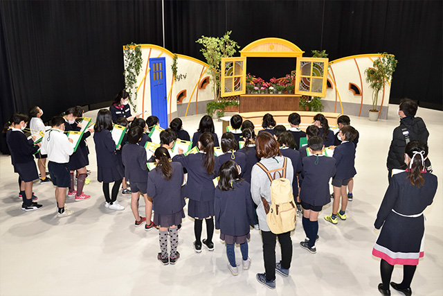 学生対象の社内見学を実施の様子