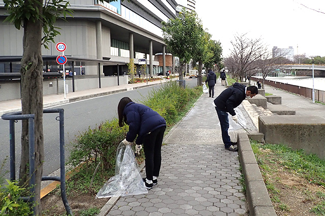 社屋周りの清掃活動の様子