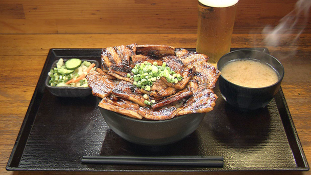 「炭火焼豚丼 大豚丼」（900円）①